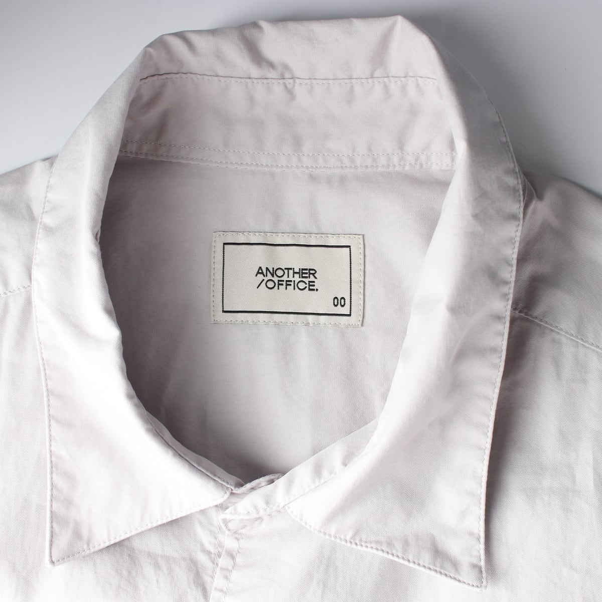 어나더 오피스 Writer Shirt 라이터 반팔 셔츠 도브 그레이 상세 이미지 3