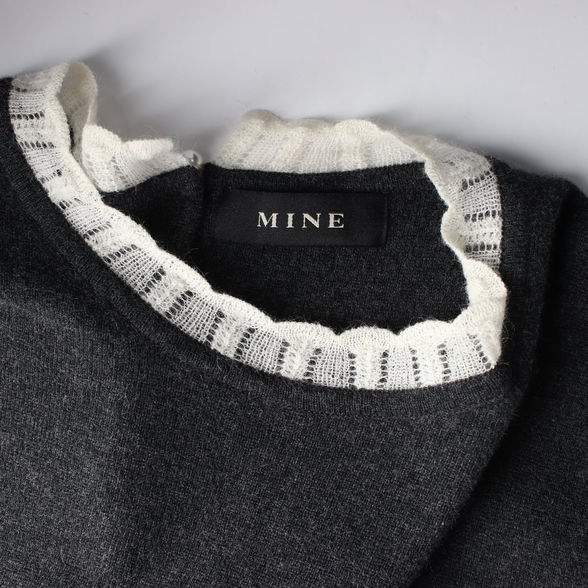 마인 21FW 울 100% 배색 슬리브 넥 라운드 퍼프 니트 스웨터 차콜 상세 이미지 3