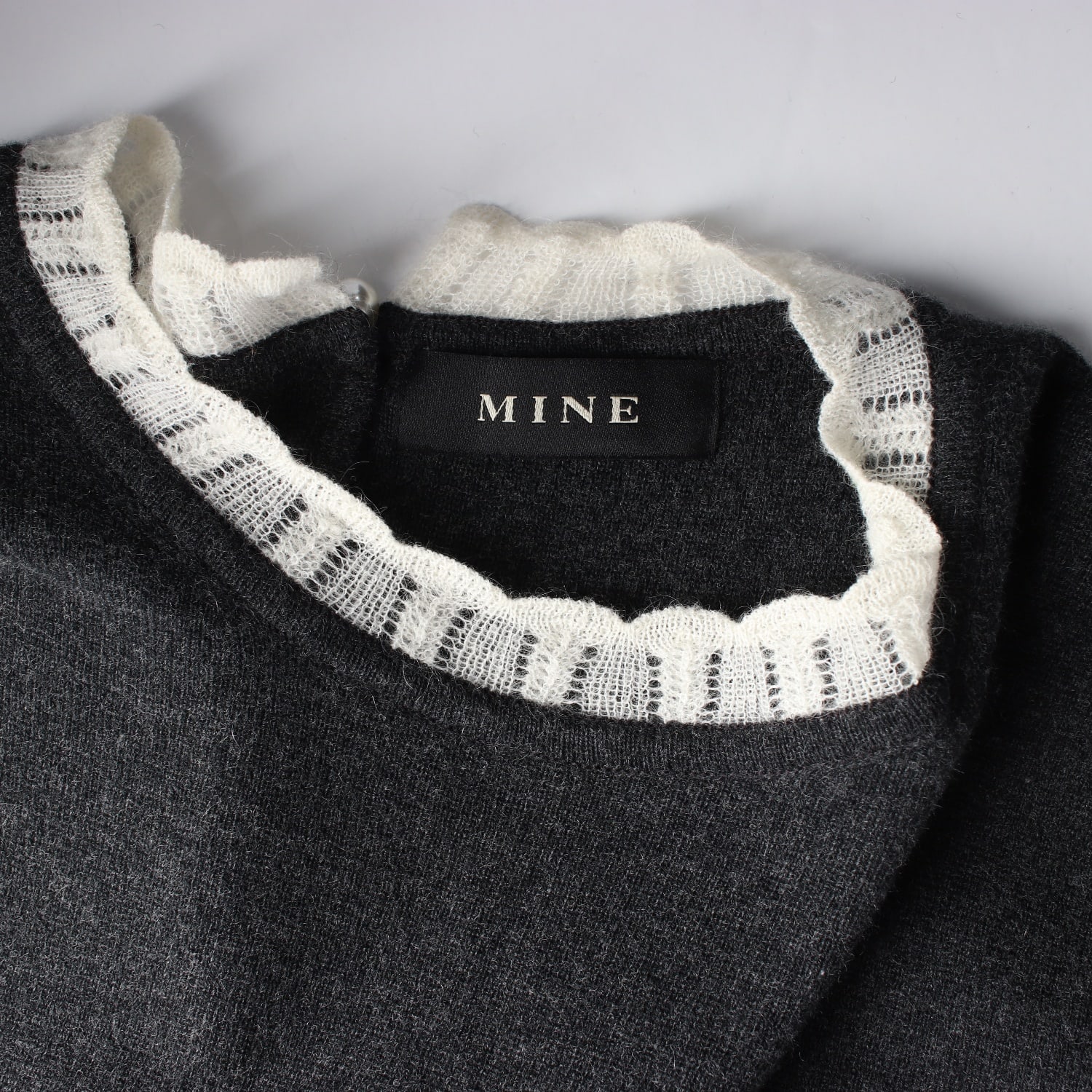 마인 21FW 울 100% 배색 슬리브 넥 라운드 퍼프 니트 스웨터 차콜 이미지 3