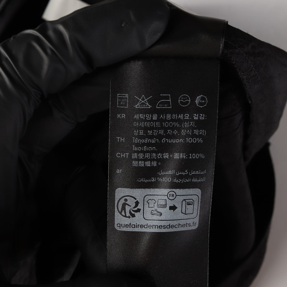 코스 크링클 슬릿 새틴 롱 스커트 블랙 상세 이미지 4