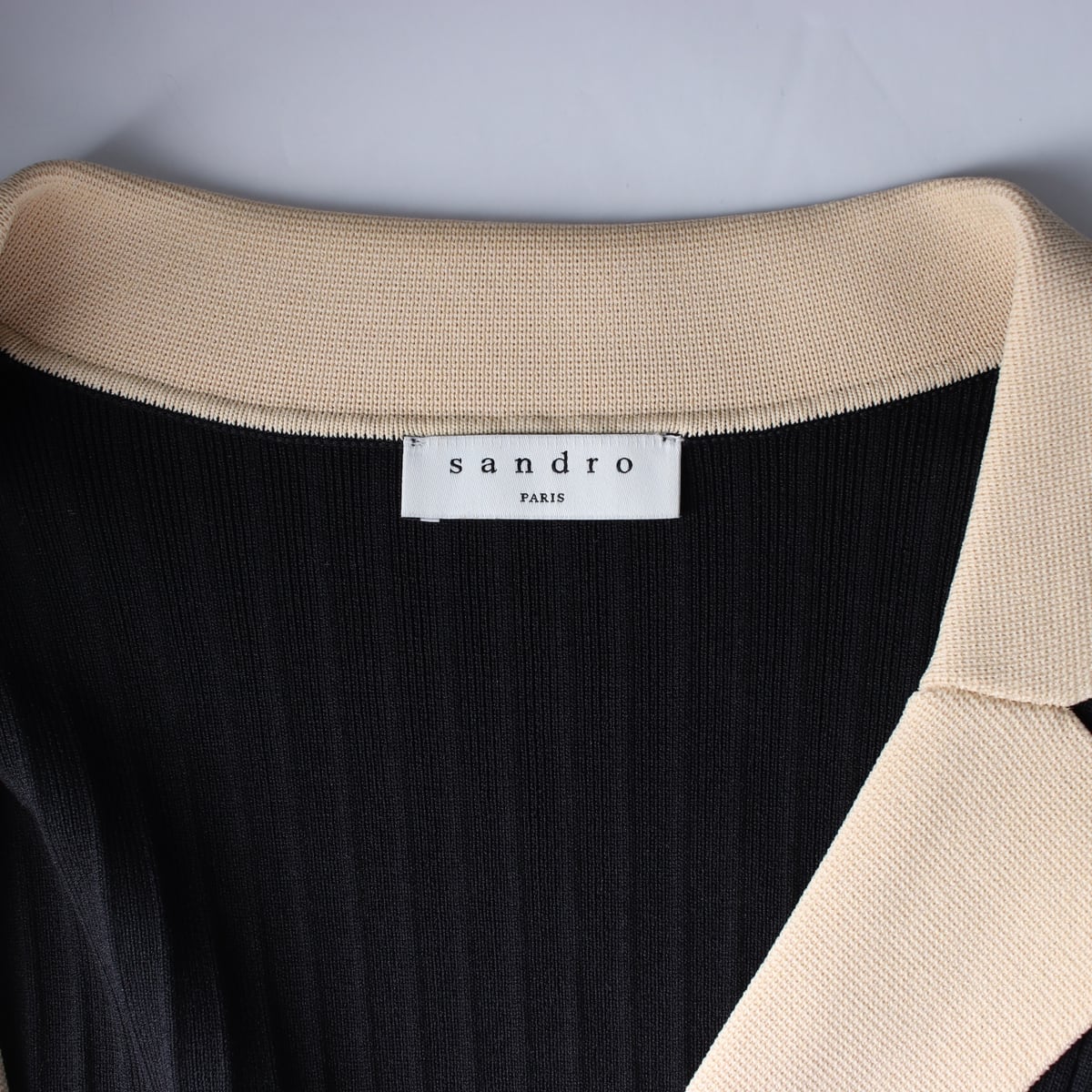 산드로 21SS Barney 배색 카라 크롭 가디건 블랙 상세 이미지 3