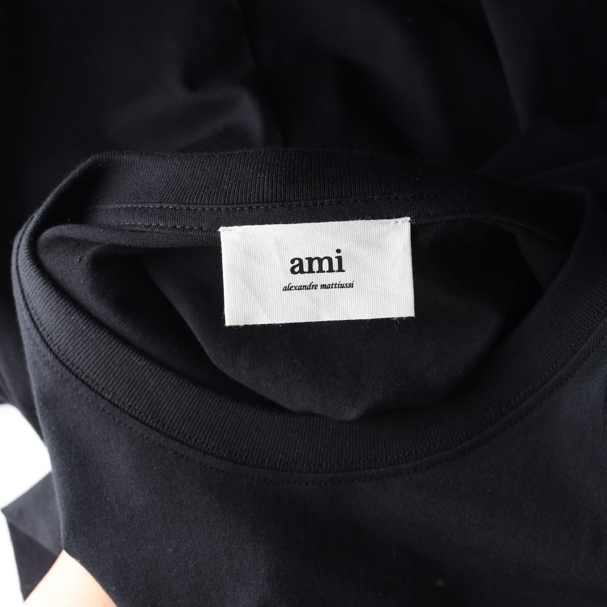 (새상품) 아미 ami 22SS 하트 하트 로고 남성 크루넥 반팔 티셔츠 블랙 상세 이미지 3