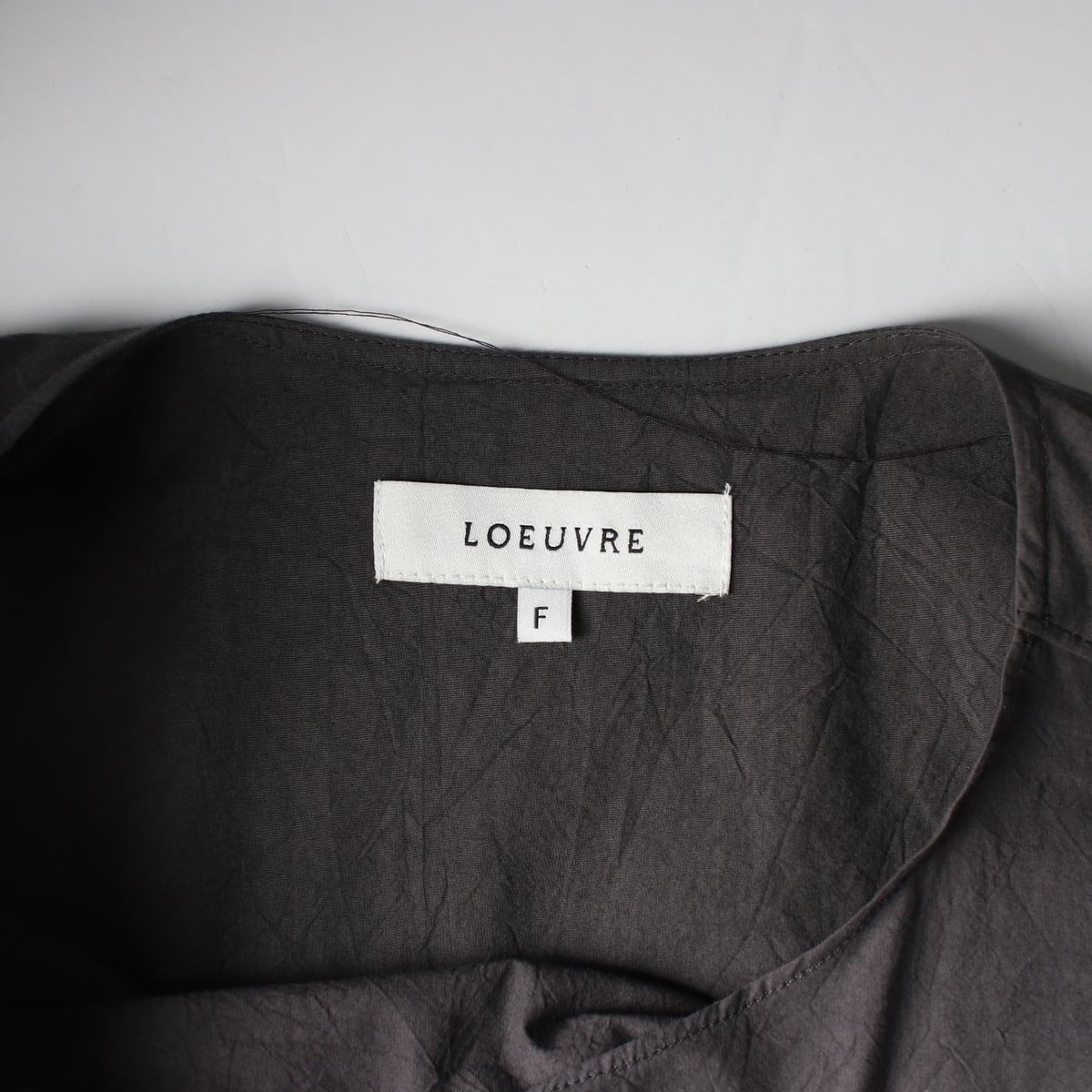 루에브르 25FW 크리즈 카울넥 블라우스 차콜 그레이 상세 이미지 3
