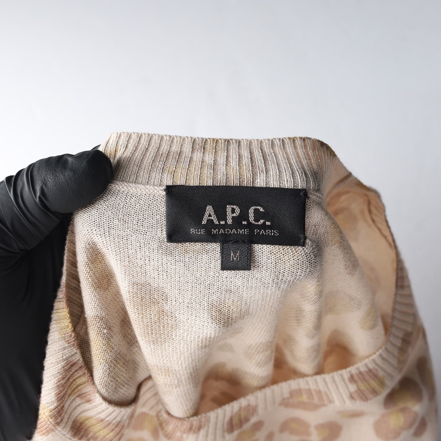 아페쎄 APC 실크 캐시미어 레오파드 라운드 니트 스웨터 이미지 3
