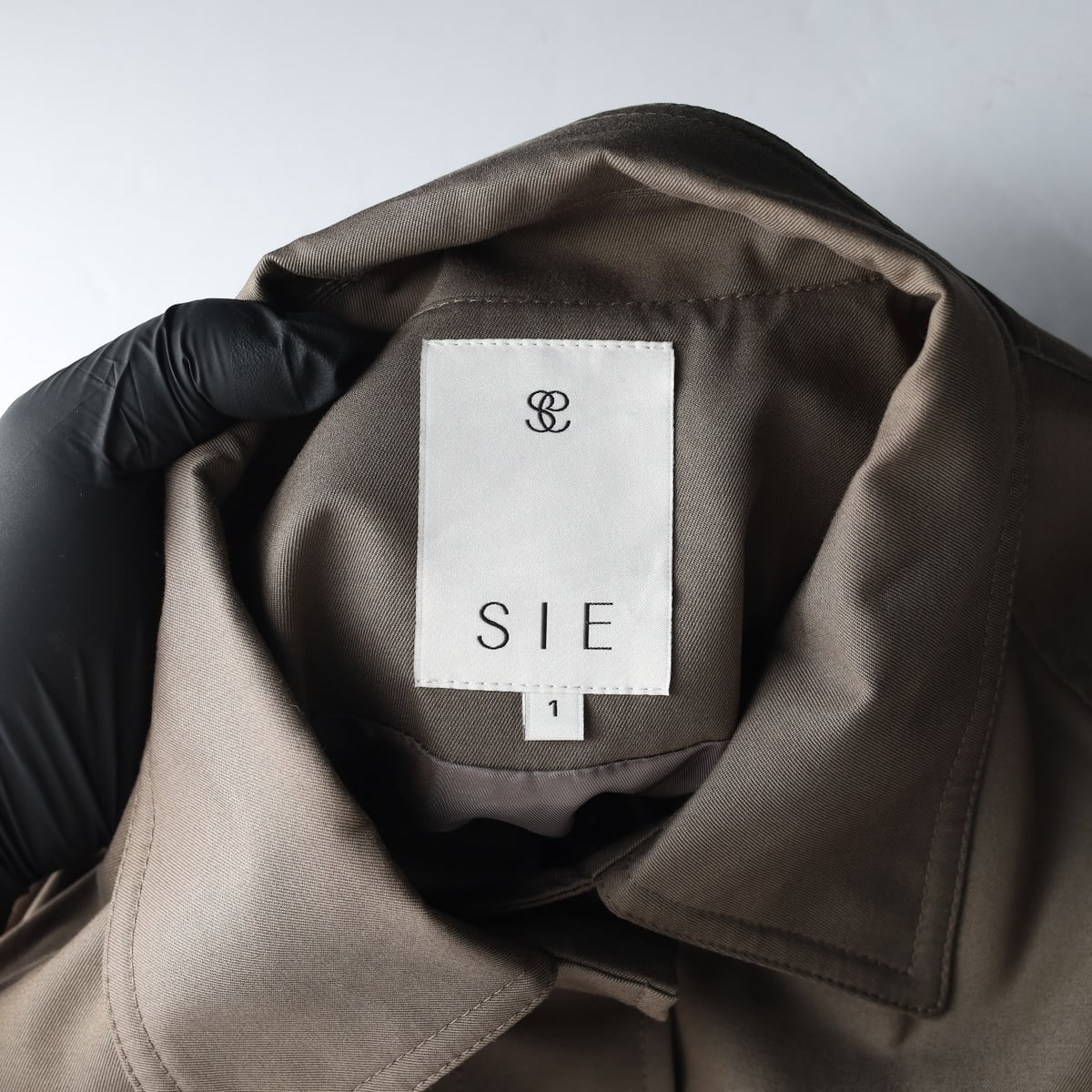 시에 SIE 24SS 나탈리 벨티드 재킷 다크 올리브 상세 이미지 3