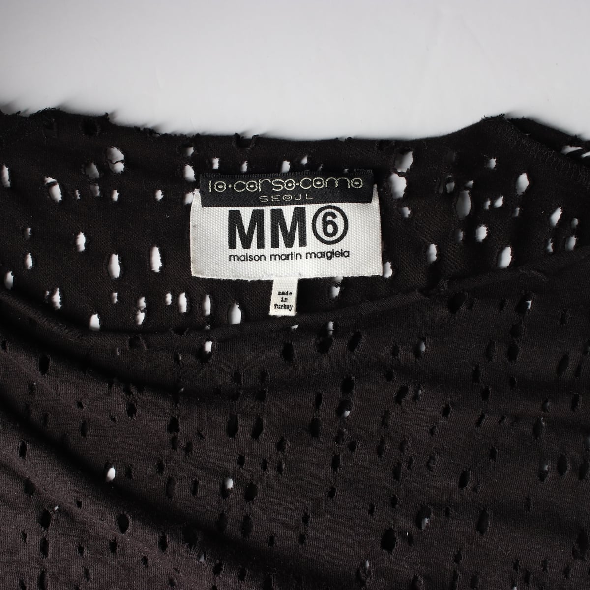 MM6 메종 마르지엘라 디스트로이드 펀칭 보트넥 반팔 티셔츠 상세 이미지 3