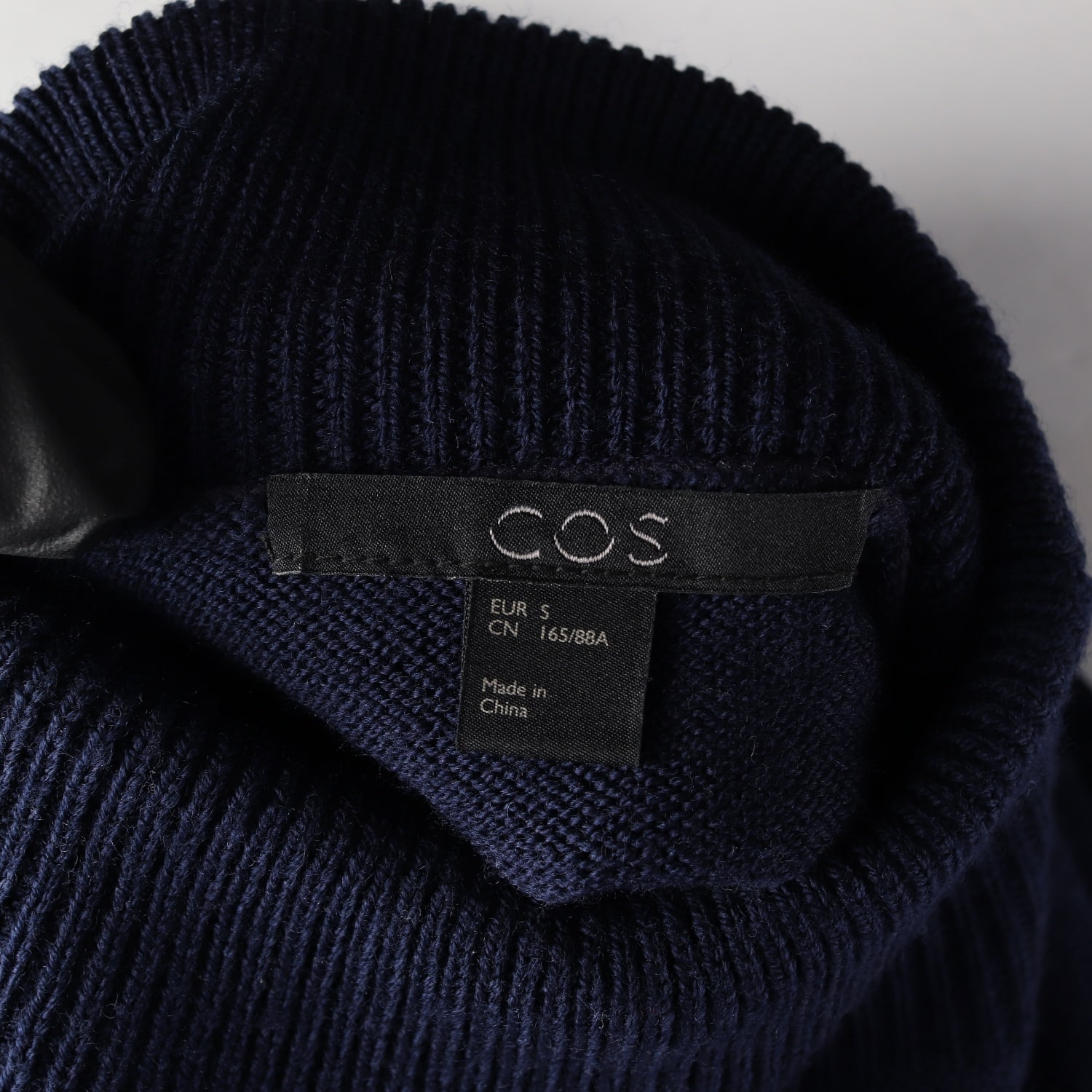 코스 21FW 울 터틀넥 니트 스웨터 이미지 3