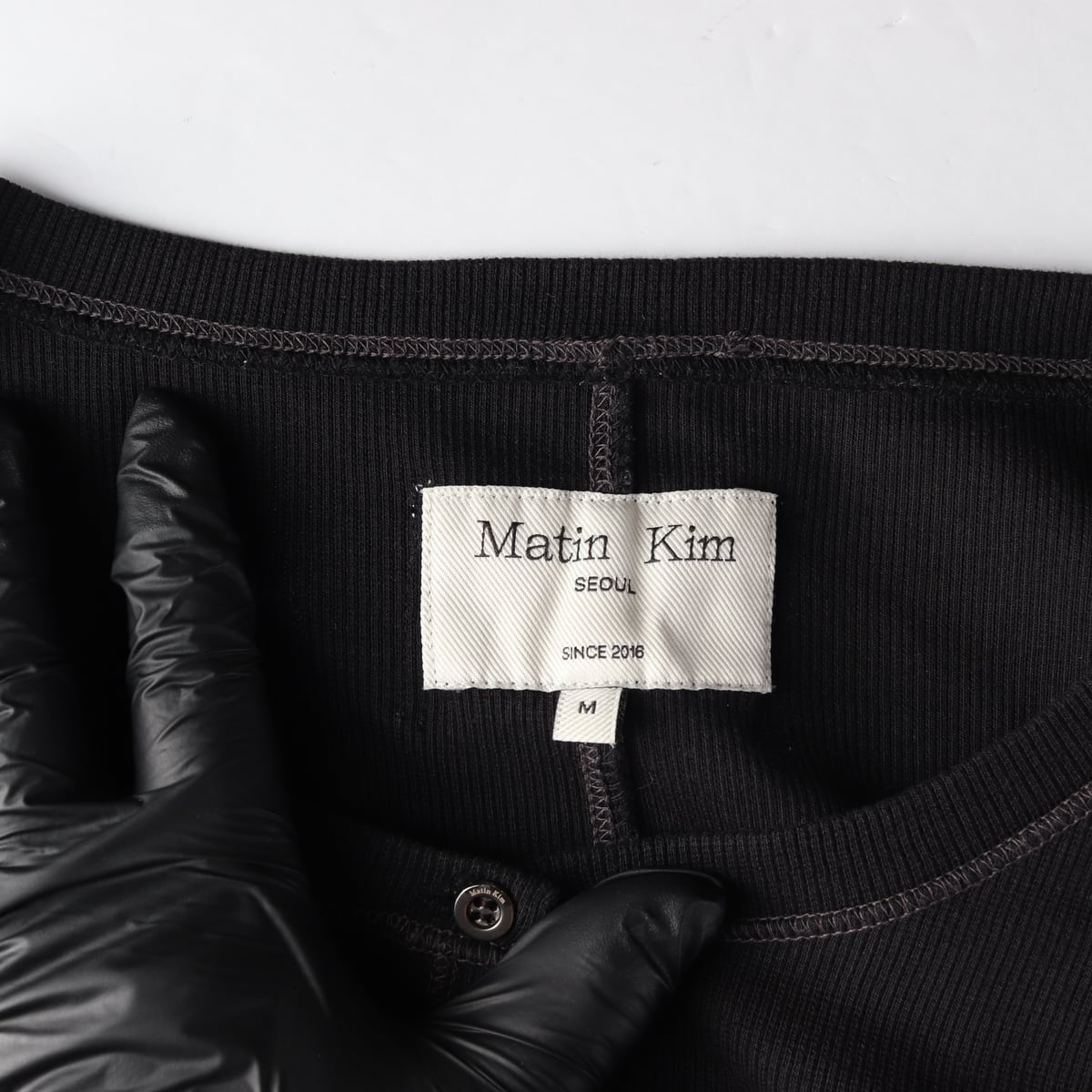 마뗑킴 24FW 아플리케 로고 헨리넥 슬림탑 긴팔 티셔츠 블랙 상세 이미지 3