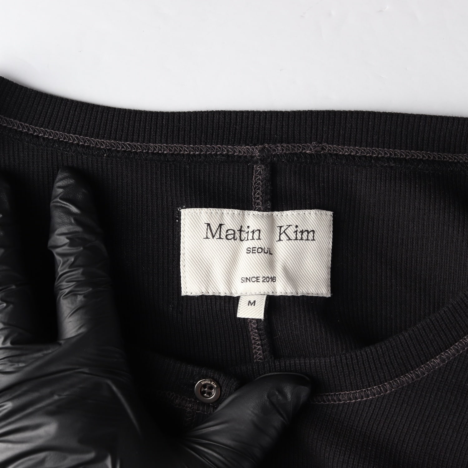 마뗑킴 24FW 아플리케 로고 헨리넥 슬림탑 긴팔 티셔츠 블랙 이미지 3
