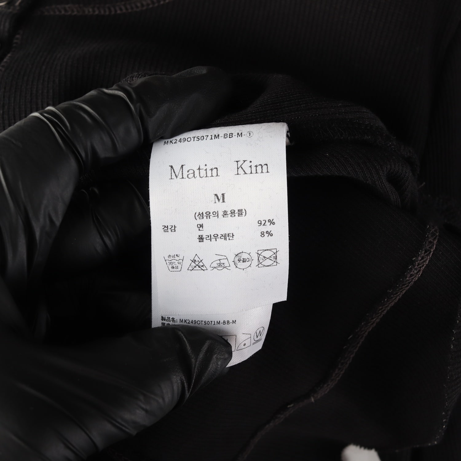 마뗑킴 24FW 아플리케 로고 헨리넥 슬림탑 긴팔 티셔츠 블랙 이미지 4
