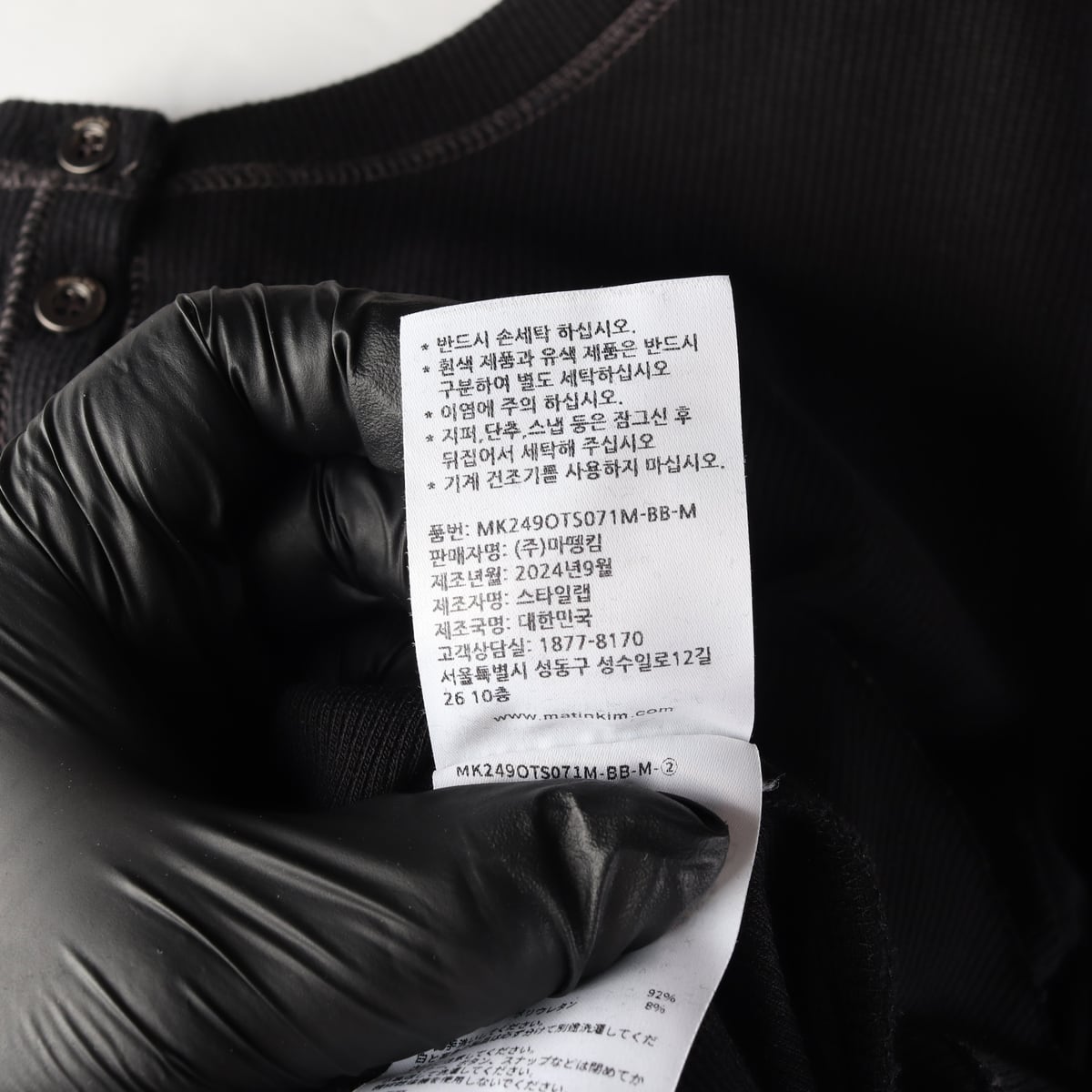마뗑킴 24FW 아플리케 로고 헨리넥 슬림탑 긴팔 티셔츠 블랙 상세 이미지 5