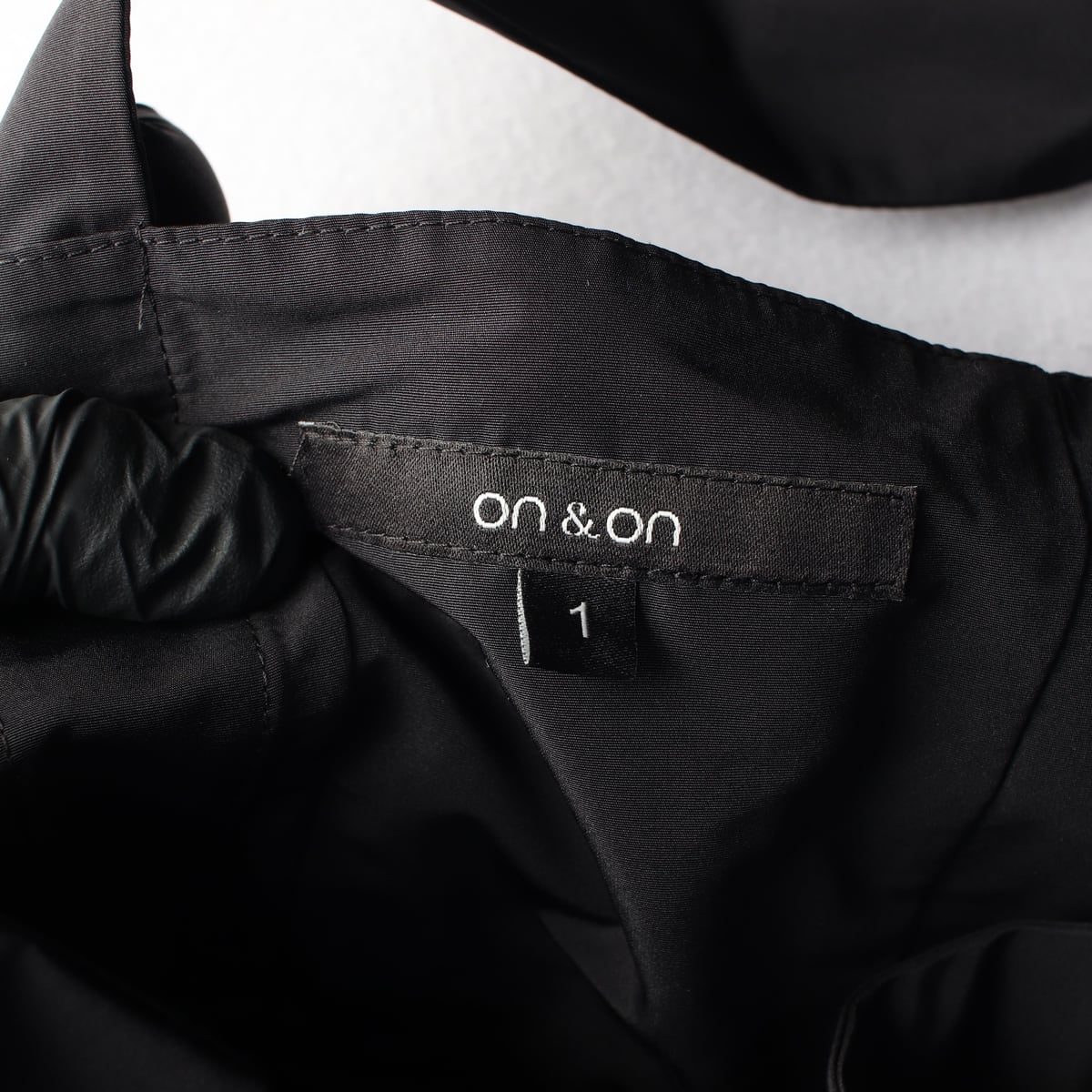 온앤온 24SS V넥 민소매 A라인 숏 원피스 상세 이미지 3