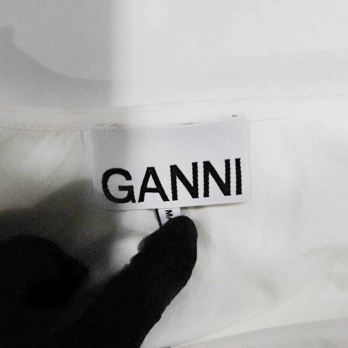 가니 GANNI 러플 빅 카라 브이넥 오가닉 코튼 셔츠 블라우스 상세 이미지 3
