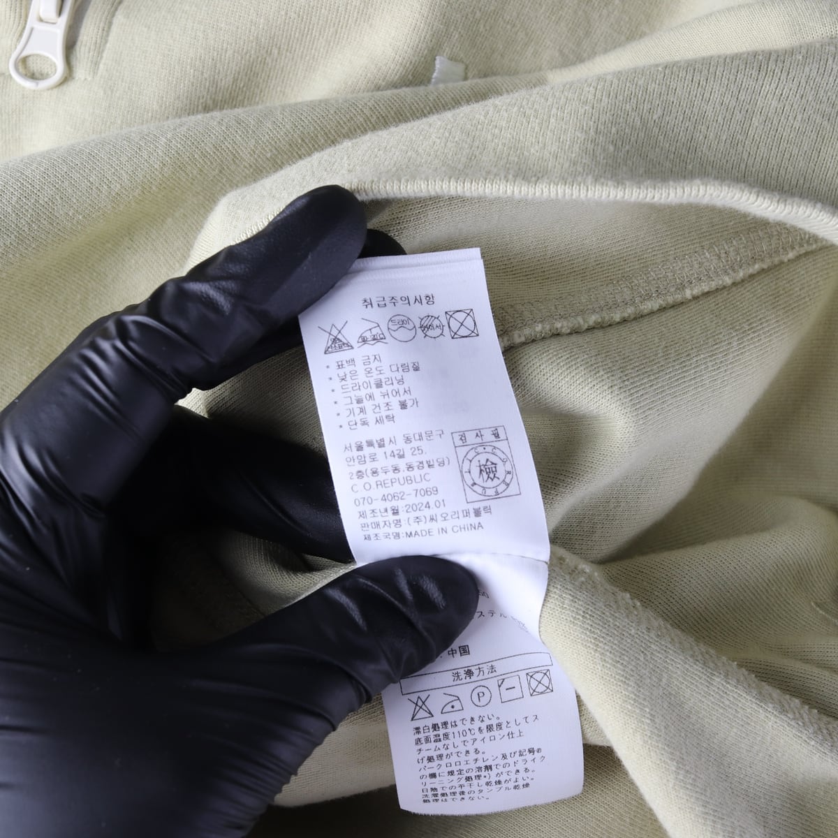 몽돌 24SS M 로고 자수 하프집업 크롭 반팔 티셔츠 상세 이미지 5