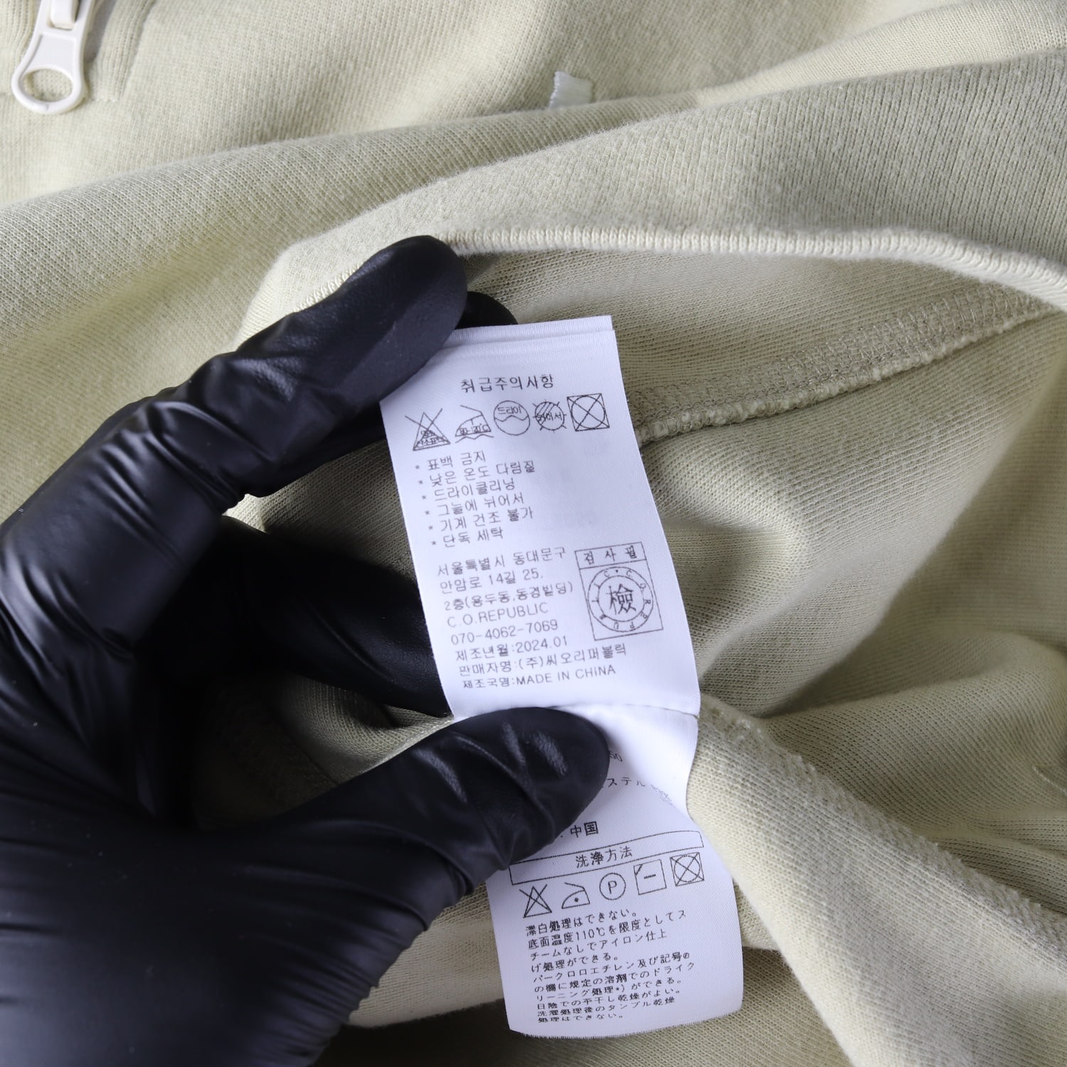 몽돌 24SS M 로고 자수 하프집업 크롭 반팔 티셔츠 이미지 5