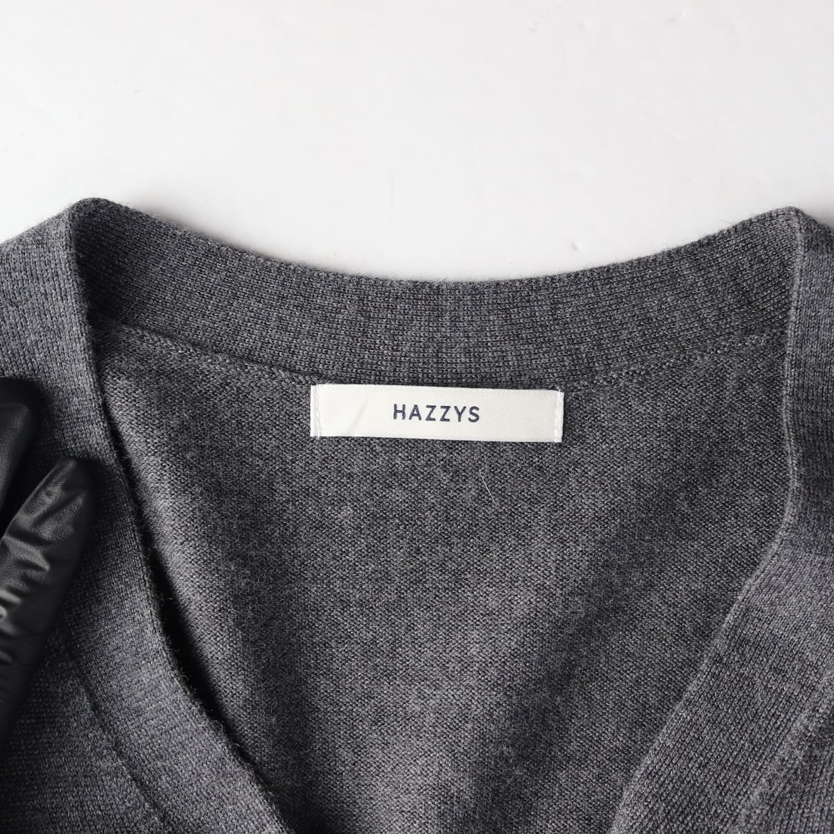 헤지스 23FW 울100% 브이넥 버튼 가디건 차콜 상세 이미지 3