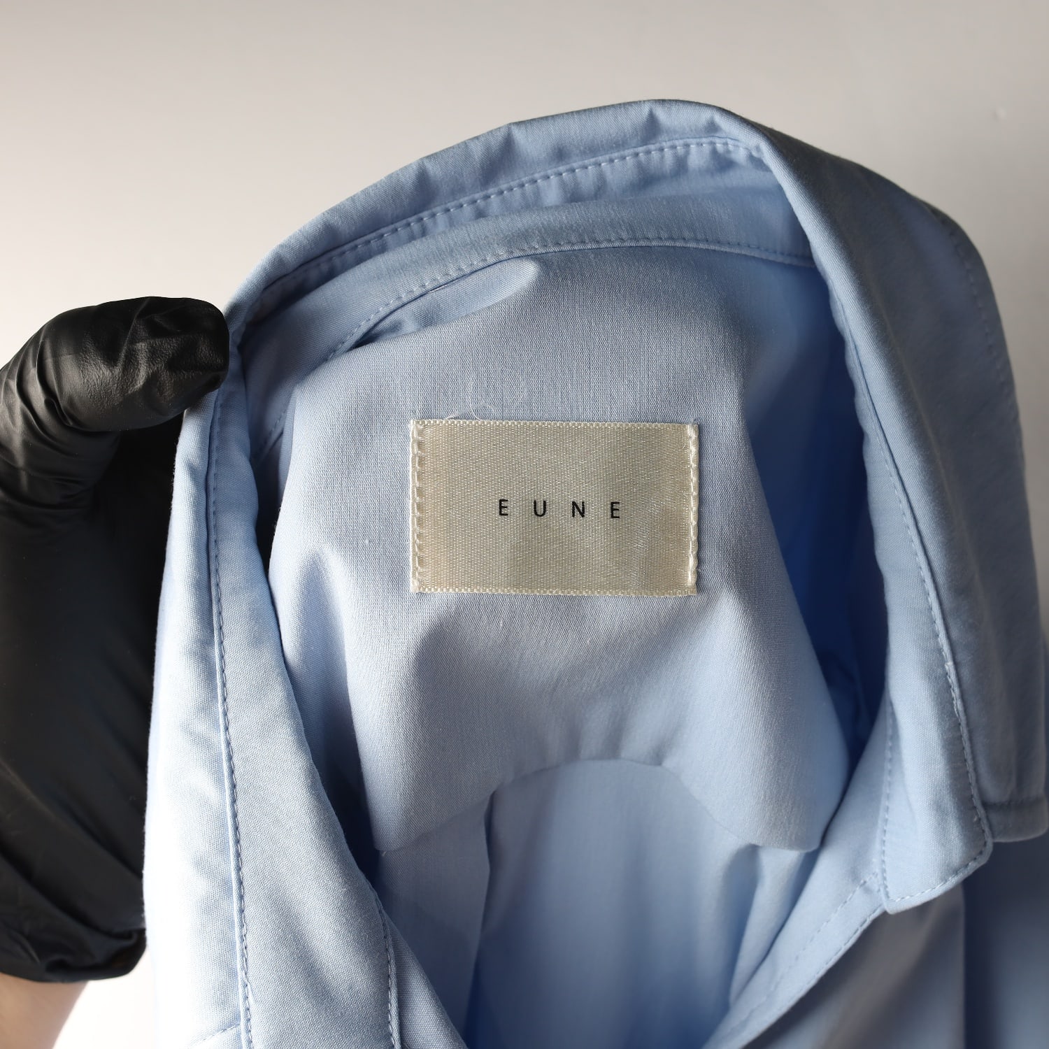 으네 eune 23FW 뉴스 룸 셔츠 스카이블루 이미지 3