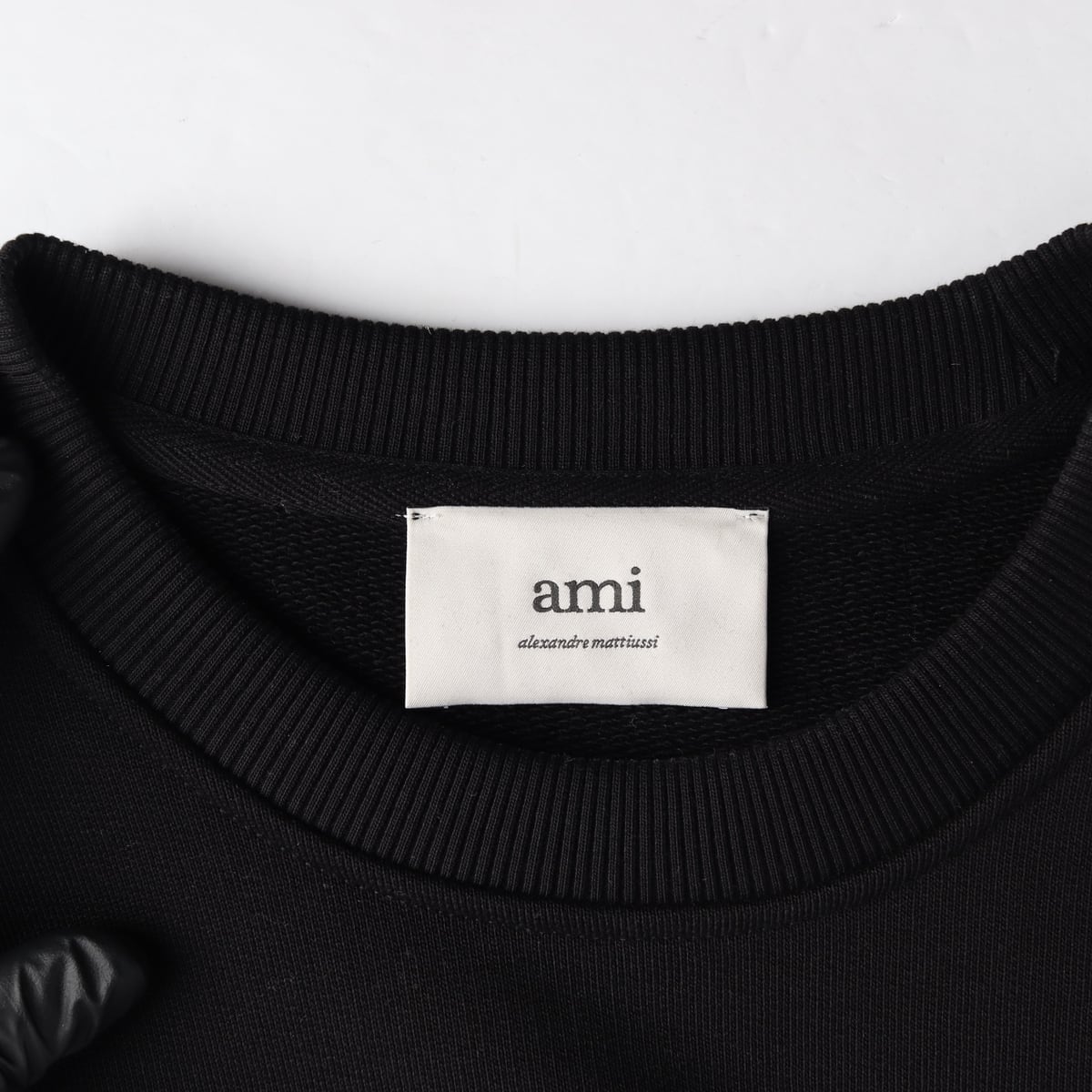아미 ami 블랙 오가닉 코튼 아미 드 꾀흐 스웨트셔츠 하트 로고 맨투맨 상세 이미지 3