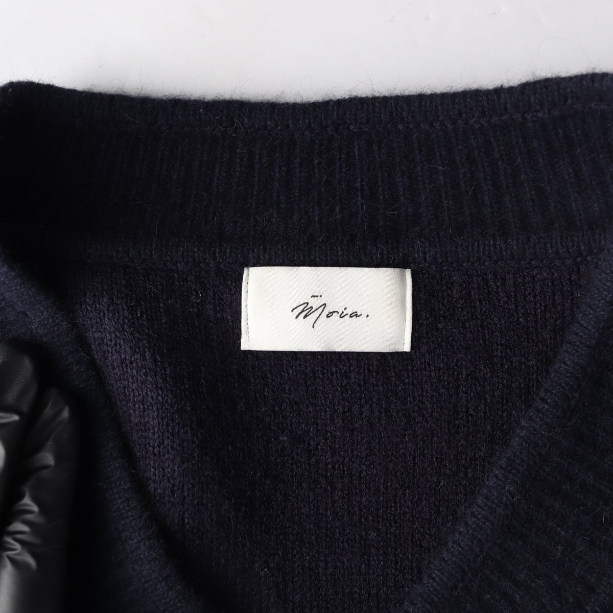모이아 21FW V넥 울 너구리 레귤러핏 니트 스웨터 상세 이미지 3