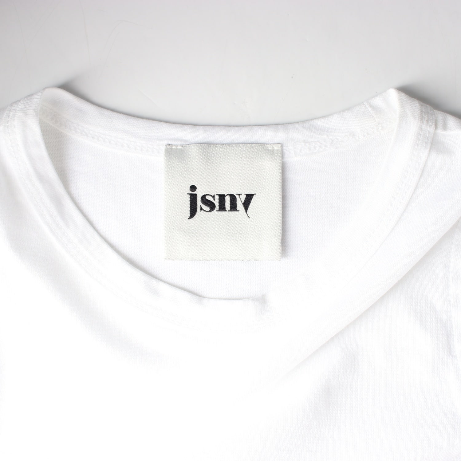 제이에스엔와이 jsny 24SS 로고 자수 레귤러핏 반팔 티셔츠 이미지 3