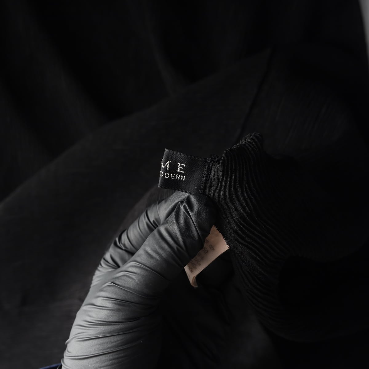 타임 플리츠 모크넥 반팔 시스루 블라우스 블랙 상세 이미지 4