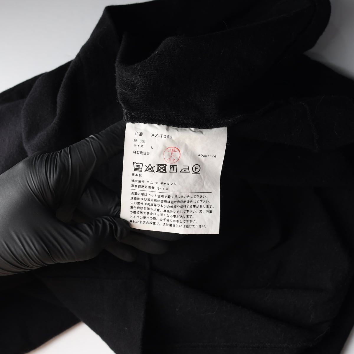 꼼데가르송 플레이 블랙 하트 와펜 반팔 티셔츠 블랙 상세 이미지 4
