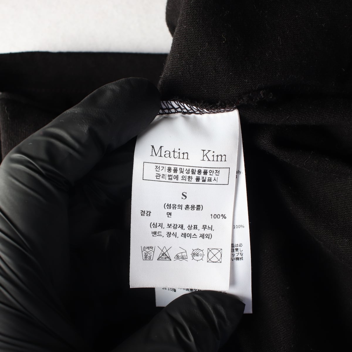 마뗑킴 24SS 로고 커티드 크롭 탑 반팔 티셔츠 블랙 상세 이미지 4