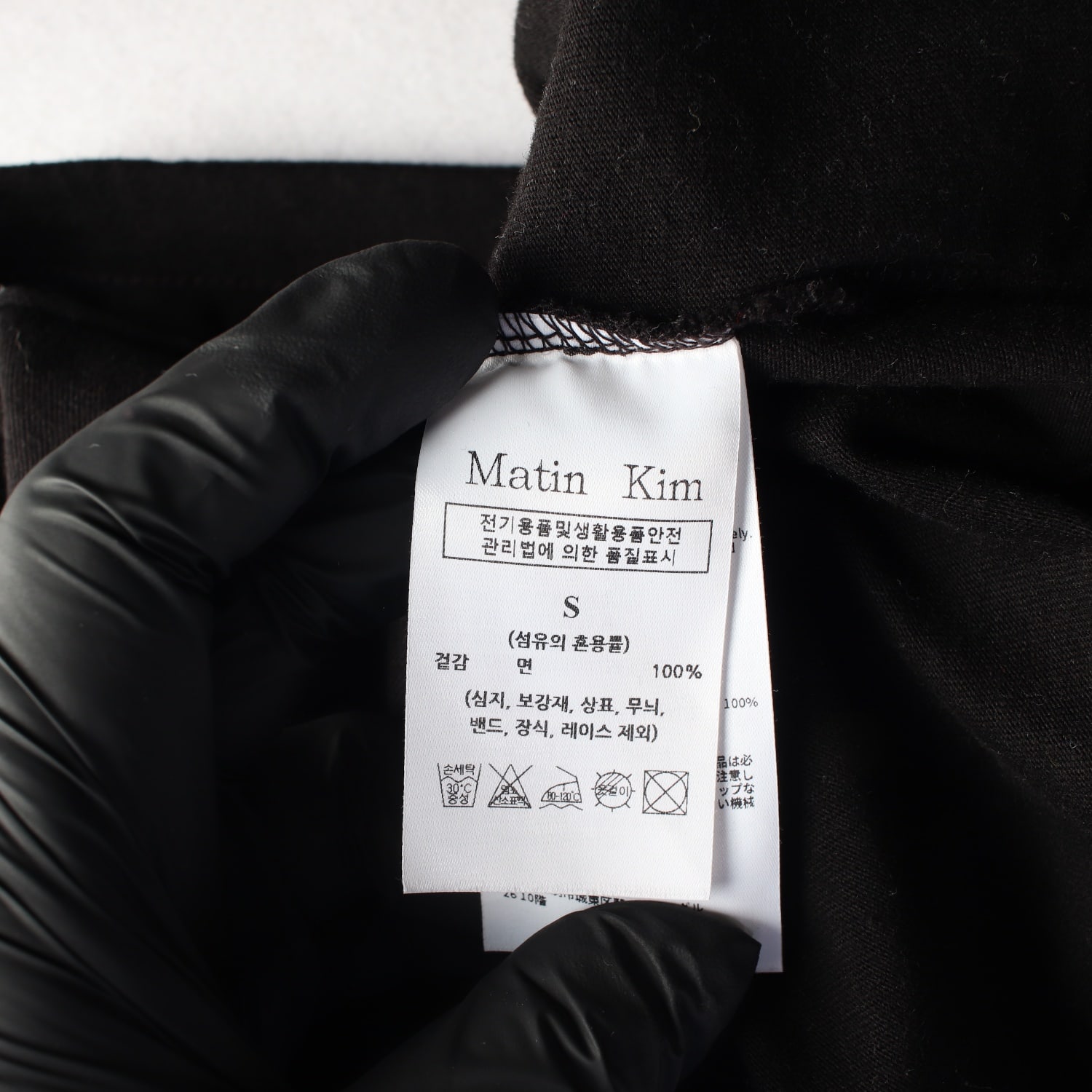 마뗑킴 24SS 로고 커티드 크롭 탑 반팔 티셔츠 블랙 이미지 4