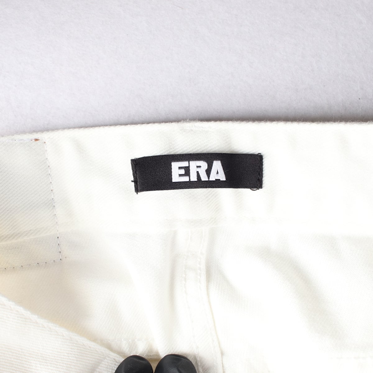 이알에이 ERA 와이드핏 코튼 데님팬츠 화이트 진 상세 이미지 3