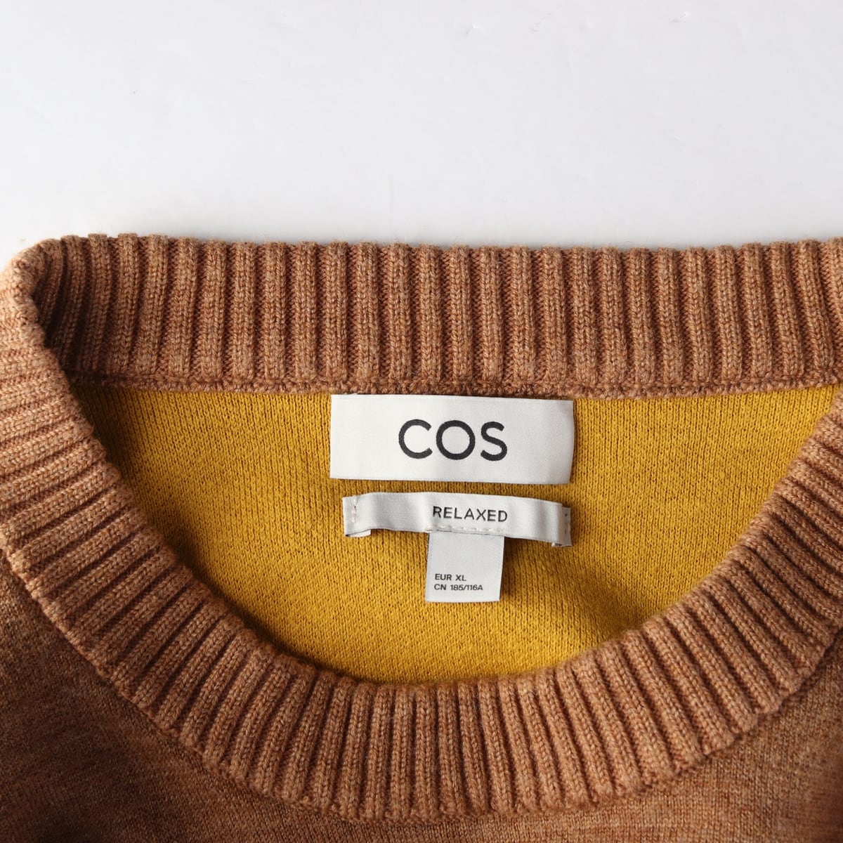 코스 22FW 오버핏 라운드넥 울 블렌드 라운드 니트 스웨터 카멜 상세 이미지 3