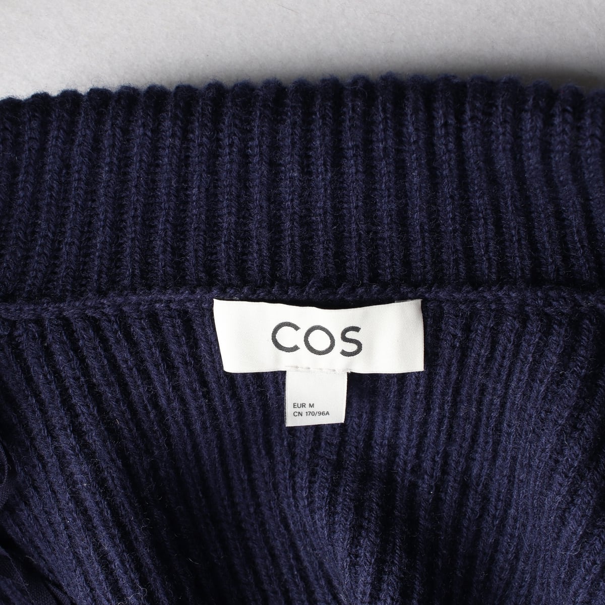 코스 22FW 울 칼라 V넥 니트 스웨터 상세 이미지 3