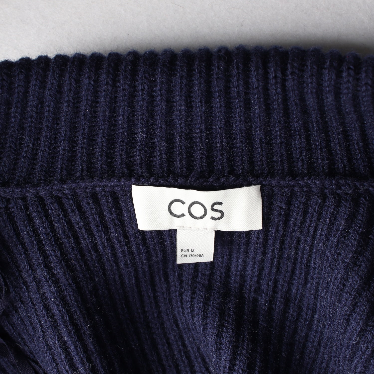 코스 22FW 울 칼라 V넥 니트 스웨터 이미지 3