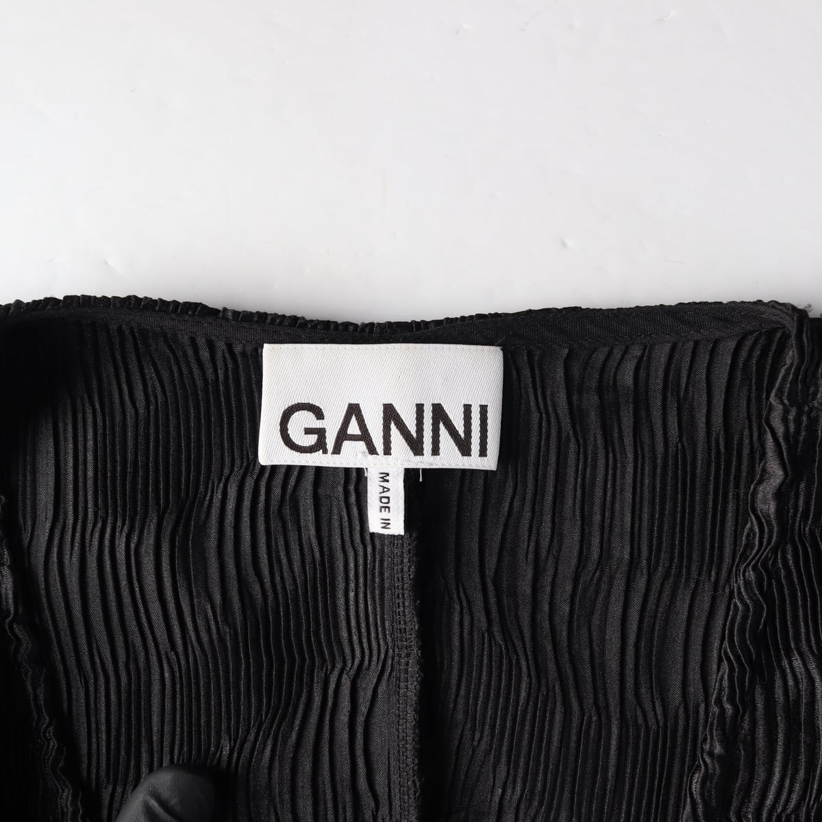 가니 GANNI 크링클 브이넥 퍼프 슬리브 텍스처 반팔 블라우스 블랙 상세 이미지 3
