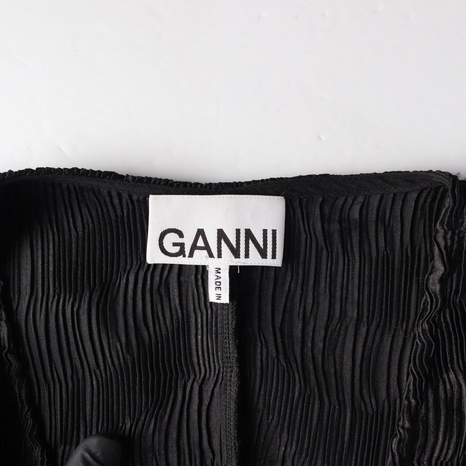 가니 GANNI 크링클 브이넥 퍼프 슬리브 텍스처 반팔 블라우스 블랙 이미지 3