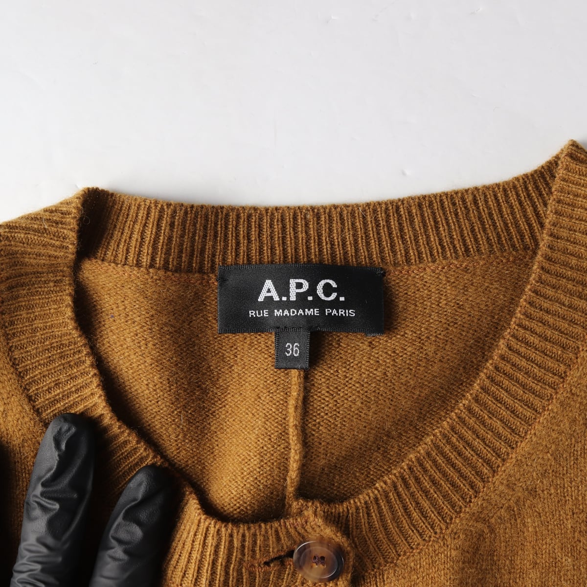 아페쎄 APC 로고 자수 라운드 버튼 니트 가디건 카멜 상세 이미지 3