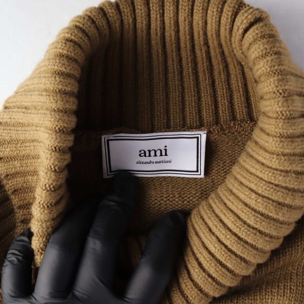 아미 ami 빅하트 인타르시아 터틀넥 니트 스웨터 카키 베이지 상세 이미지 3