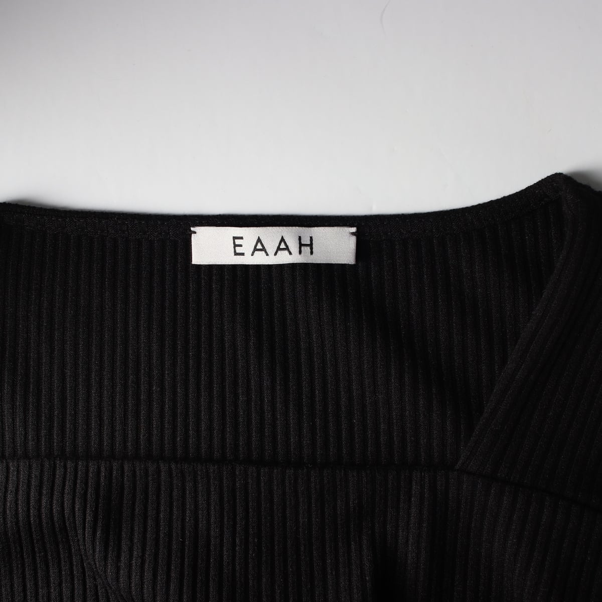 이아 EAAH 스퀘어넥 리브 골지 슬림핏 긴팔 티셔츠 블랙 상세 이미지 3