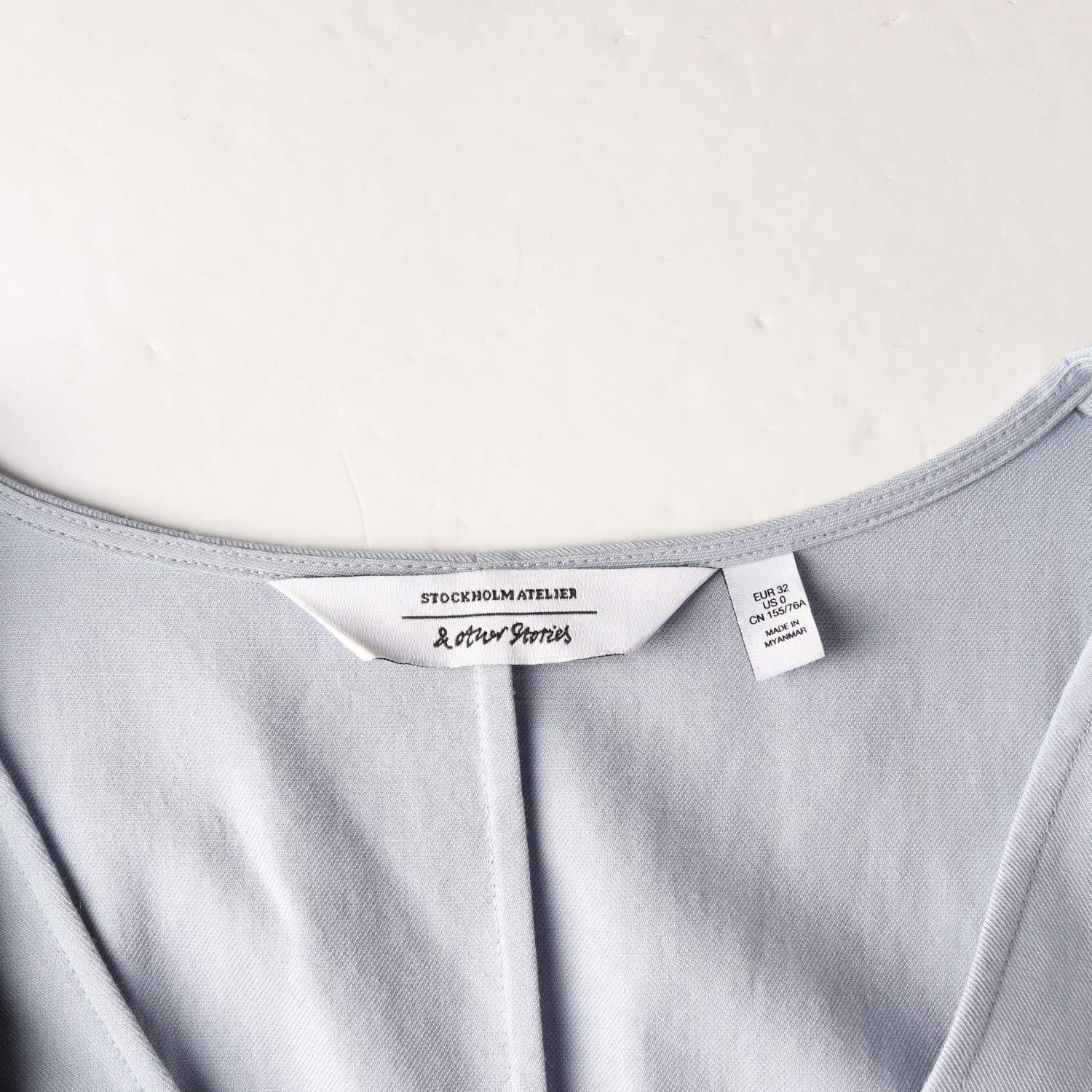 앤아더스토리즈 V넥 버튼 반팔 숏 원피스 이미지 3