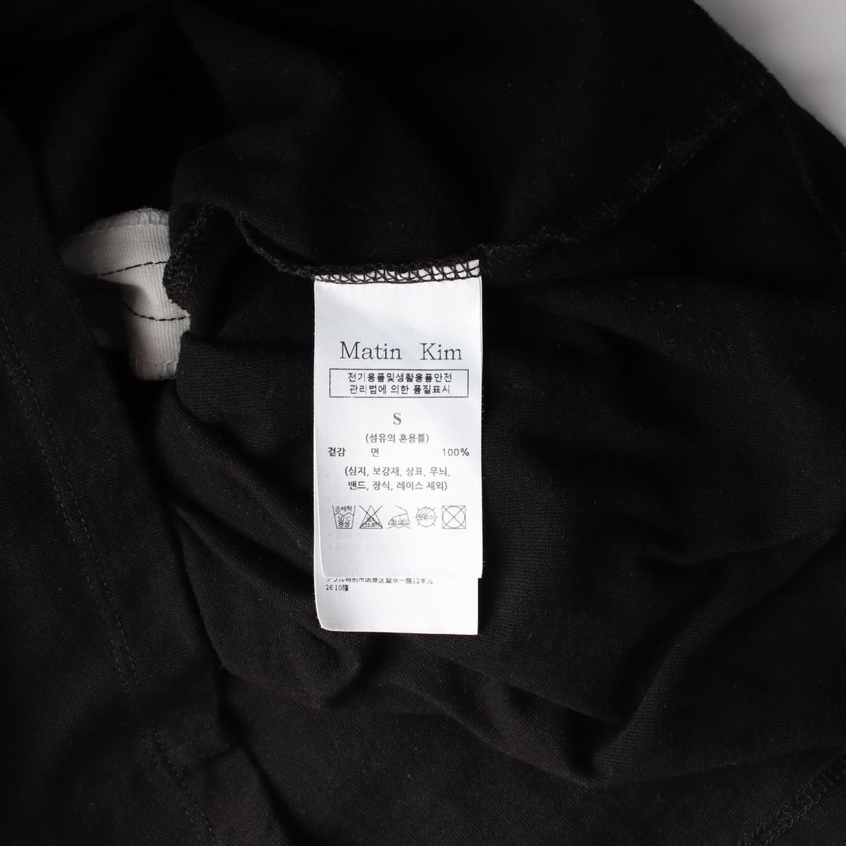 마뗑킴 23SS 로고 커티드 크롭 반팔 티셔츠 블랙 상세 이미지 4
