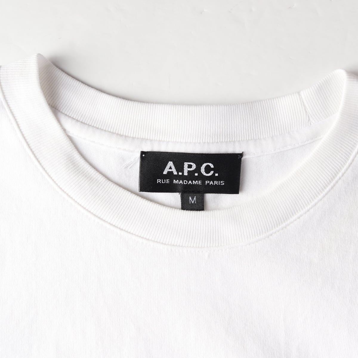 아페쎄 APC 22SS 로고 프린트 크롭 반팔 티셔츠 화이트 상세 이미지 3