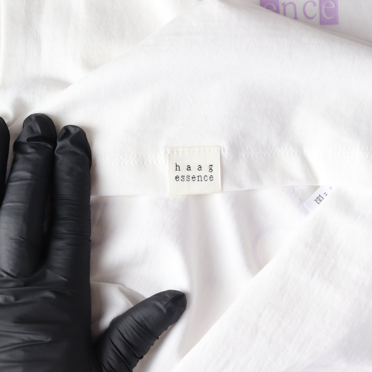 헤이그 haag 25SS 에센스 날짜 로고 프린트 반팔 티셔츠 상세 이미지 3