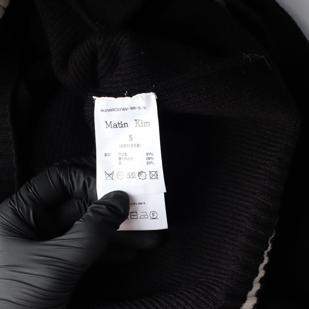 마뗑킴 25FW 스펠 포인트 스트라이프 울 니트 가디건 블랙 상세 이미지 4