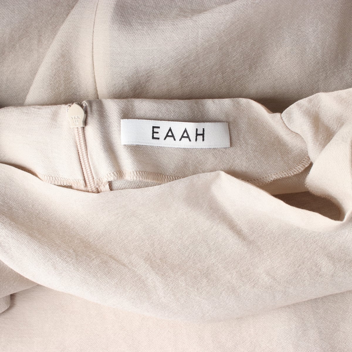 이아 EAAH 25SS 카울넥 반팔 텐셀 블라우스 베이지 상세 이미지 3