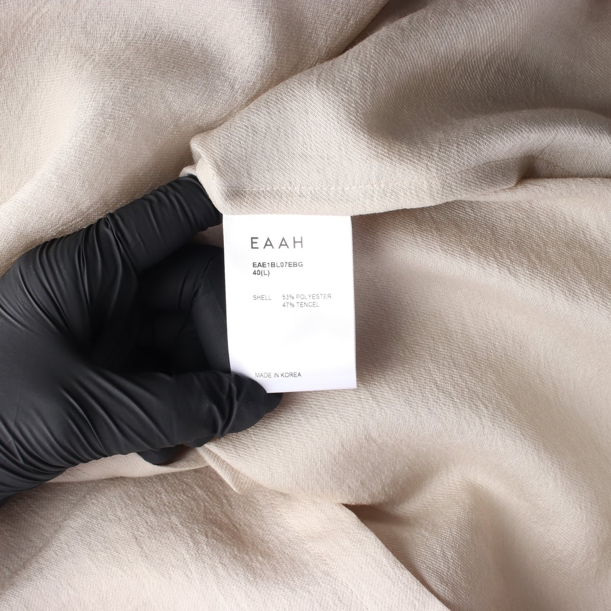 이아 EAAH 25SS 카울넥 반팔 텐셀 블라우스 베이지 상세 이미지 4