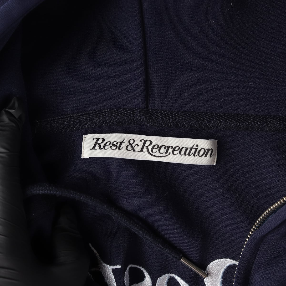 레스트앤레크레이션 로고 프린트 크롭 후드집업 상세 이미지 3