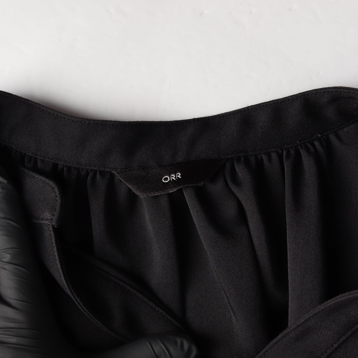오르 ORR 셔링 롱 슬리브 오버핏 롱 원피스 상세 이미지 3
