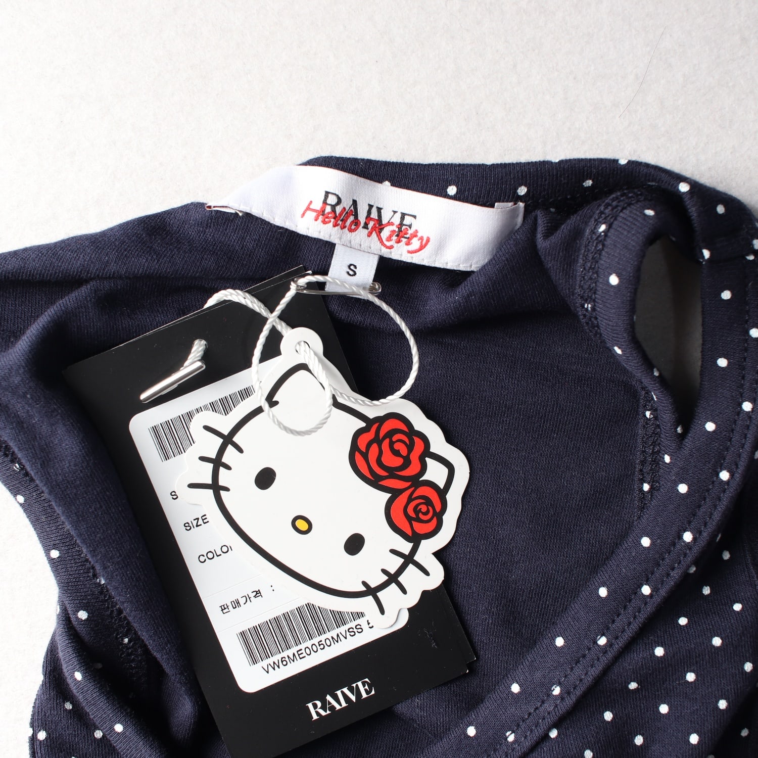 (새상품) RAIVE 26SS  Hello Kitty 도트 패턴 슬리브리스 이미지 3