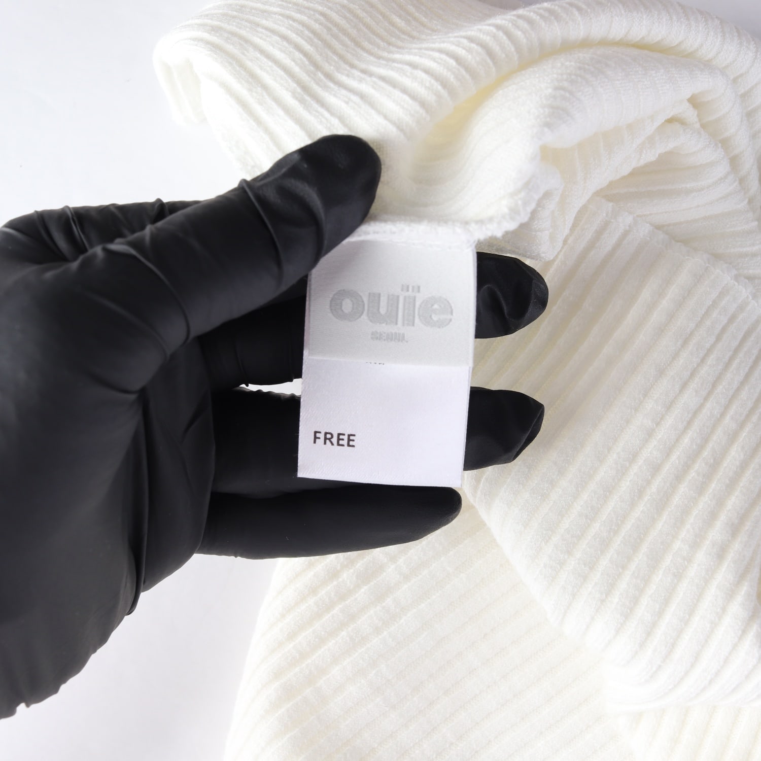 우이 ouie 23FW 골지 모크넥 슬림핏 긴팔 티셔츠 화이트 이미지 3