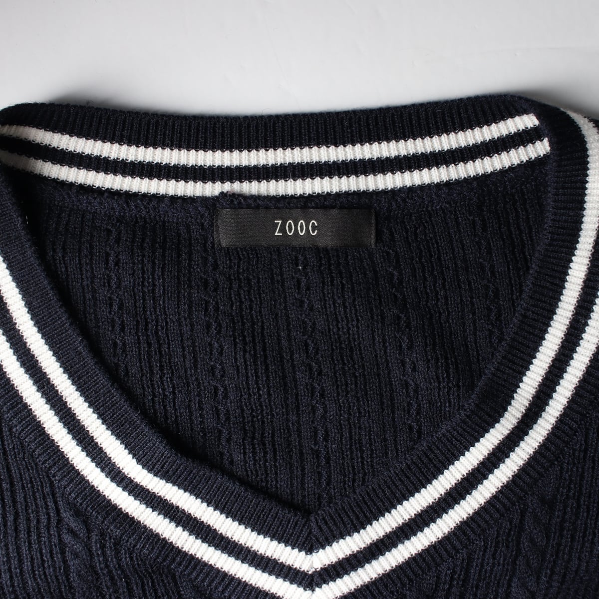 주크 22FW 브이넥 스트라이프 배색 로고 자수 크롭 니트 스웨터 상세 이미지 3
