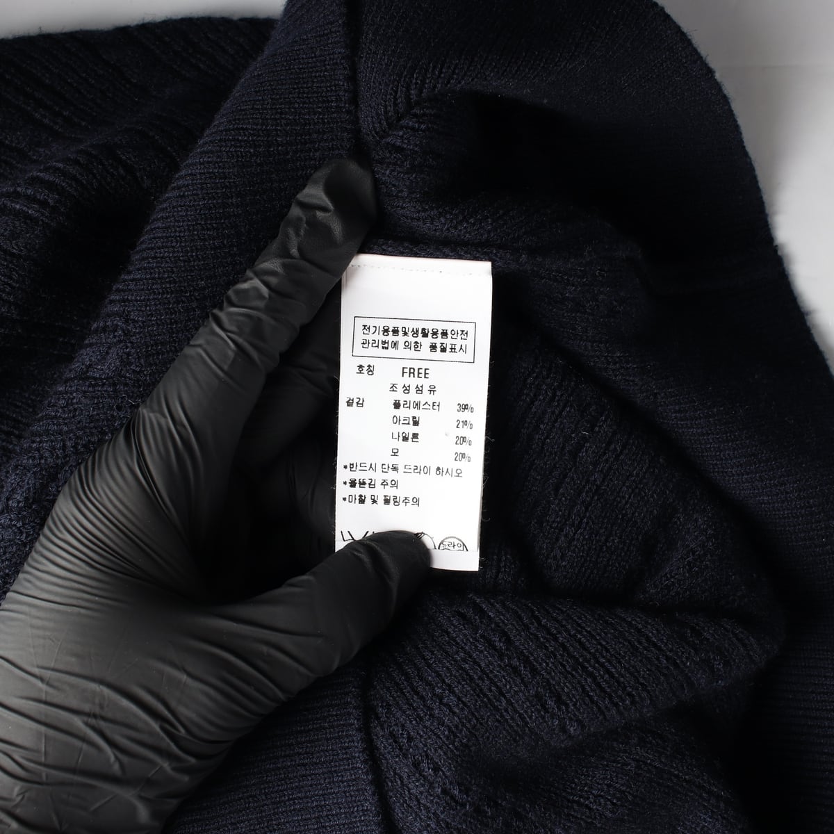 주크 22FW 브이넥 스트라이프 배색 로고 자수 크롭 니트 스웨터 상세 이미지 4